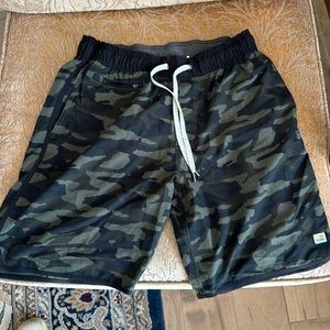 Vuori Banks 7.5” Camouflage Medium